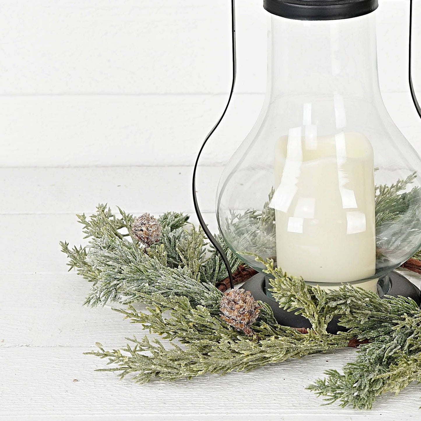 ISB75332- 14in Icy Sparkled Cedar Pine Wreath